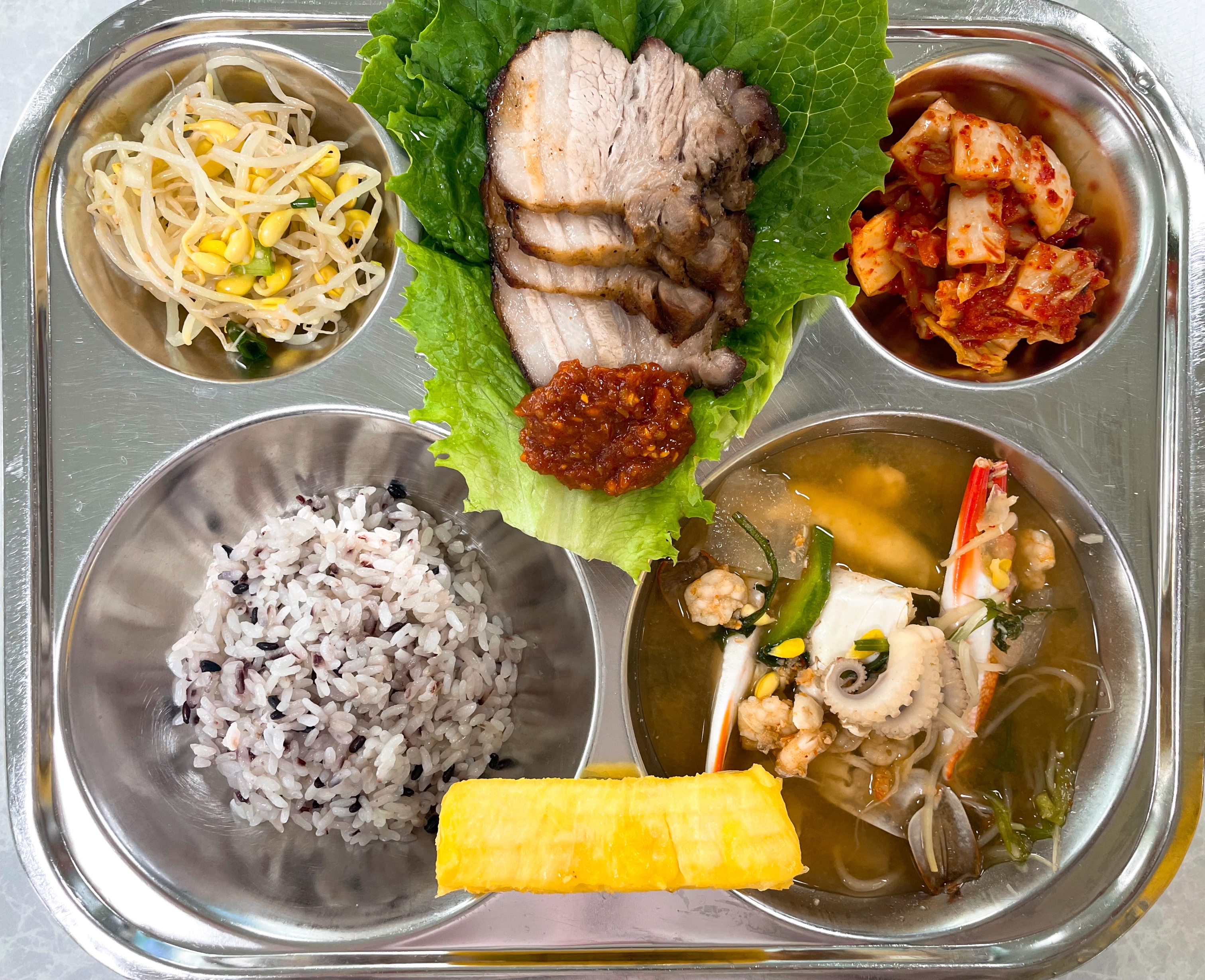 흑미찹쌀밥
꽃게탕(5.6.8.9)
삼겹오븐구이(5.6.10)
콩나물무침(5)
[선택]상추&쌈장(4.5.6)
배추김치(9)
파인애플
767.6/27.6/216.9/2.5